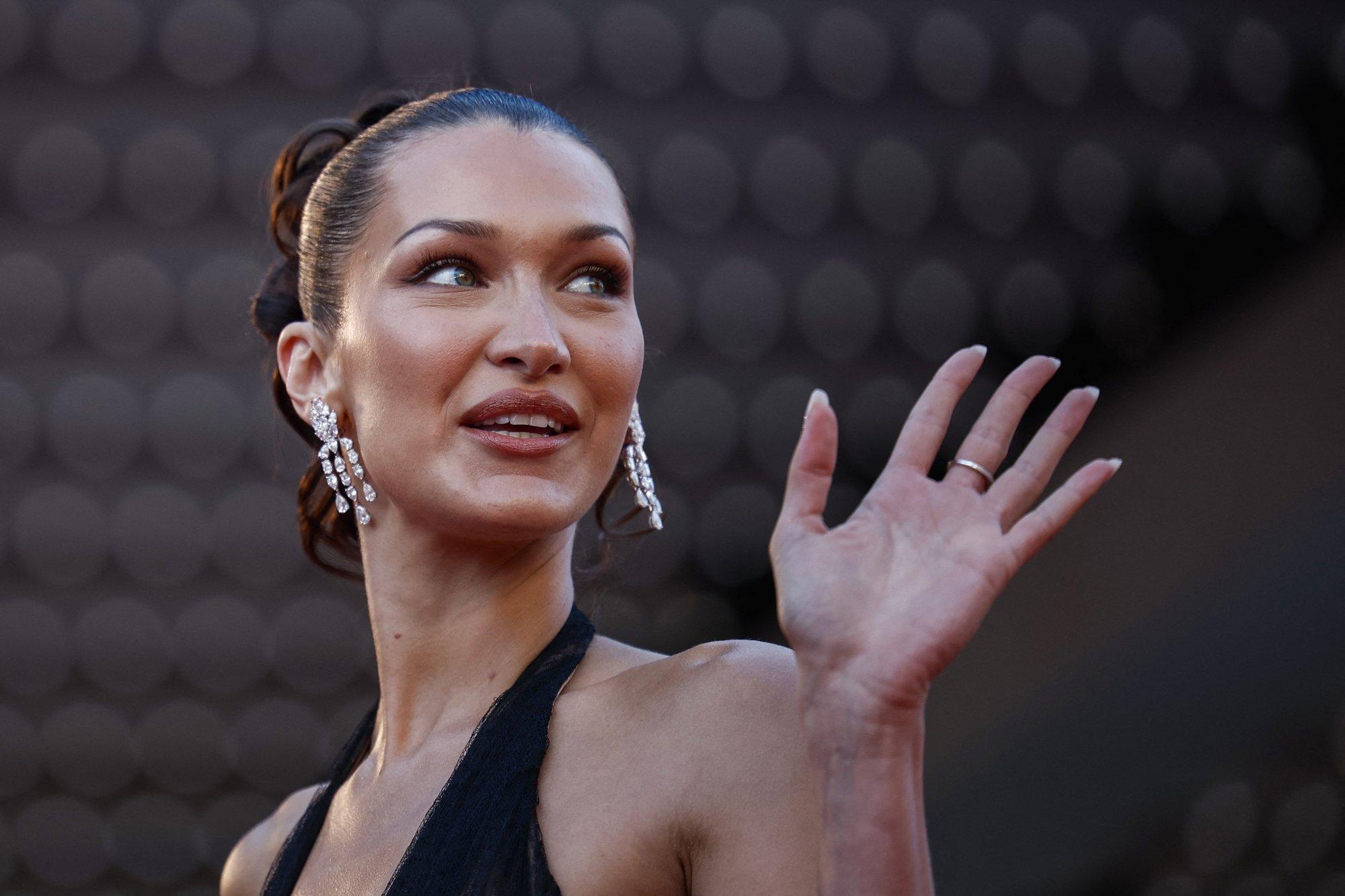 KUUM KLÕPS | Modell Bella Hadid näitas napis pesus tugevaid kõhulihaseid