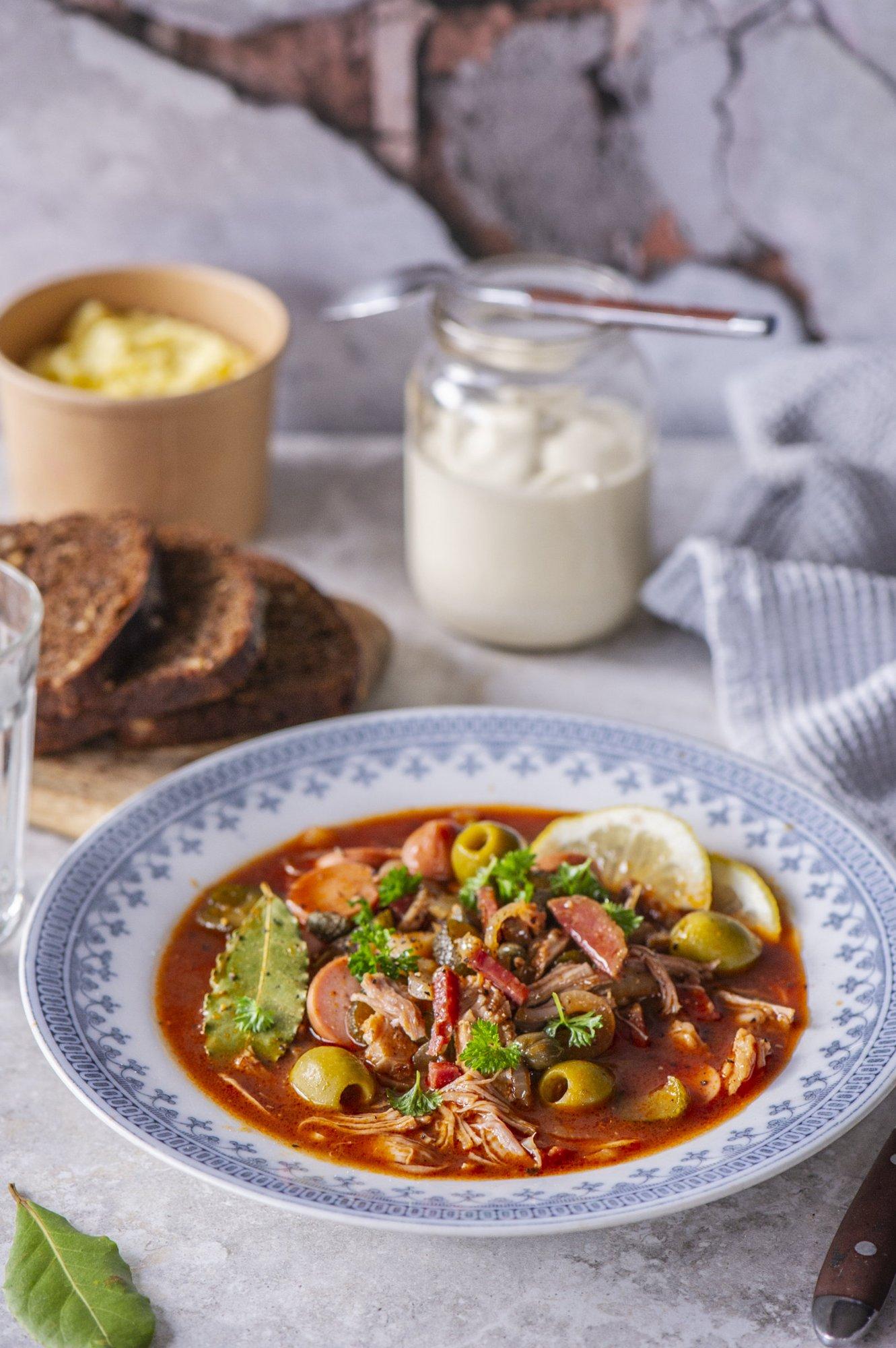 Iseloomuga, aga siiski mõnusalt kodune supp: seljanka! Pane kohe suurem potitäis keema, nagunii süüakse kõik ära