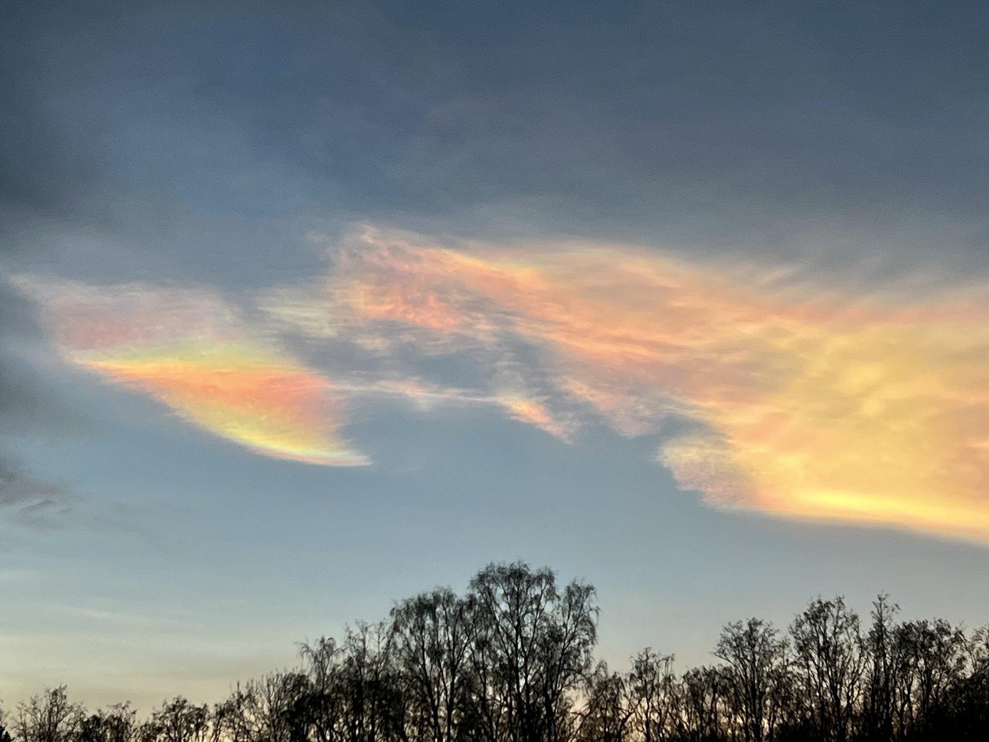 FOTOD | Märtsis enneolematu taevas: Läänemaal ilmusid haruldased pärlmutterpilved!