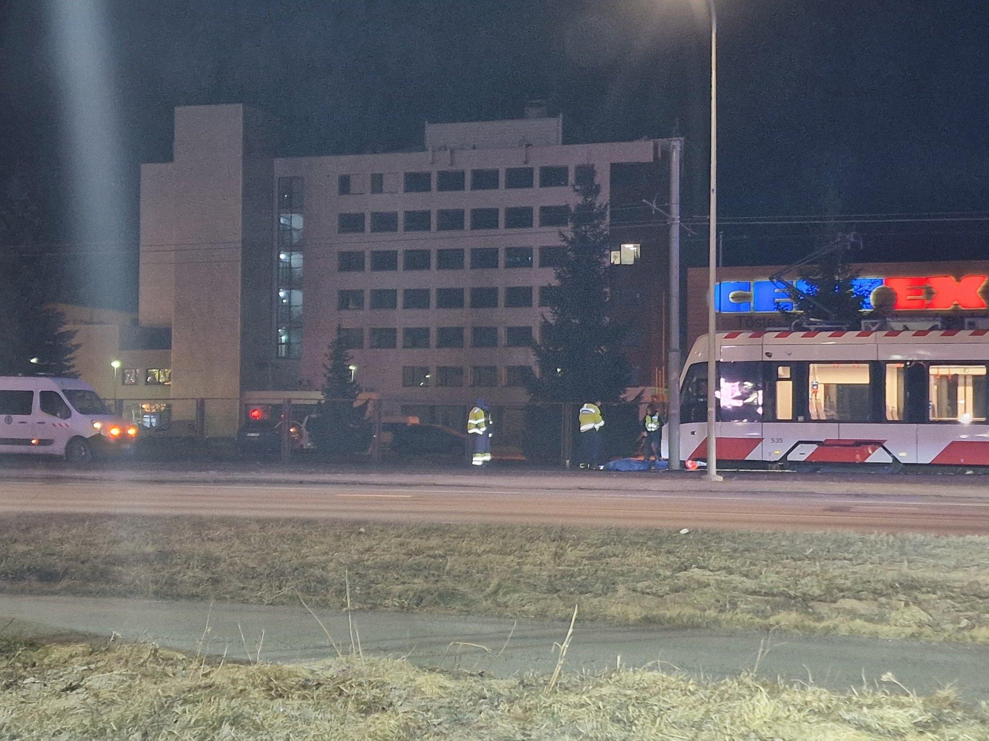 FOTOD | Tallinnas hukkus trammi alla jäänud mees