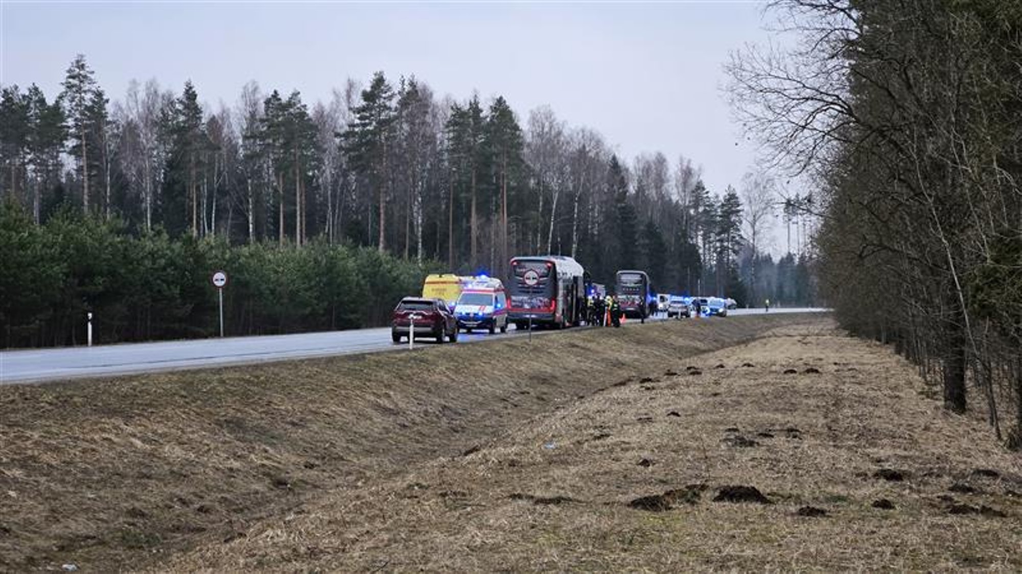 FOTOD | Ida-Virumaal hukkus bussi ja kaitseväe sõiduki kokkupõrkes inimene