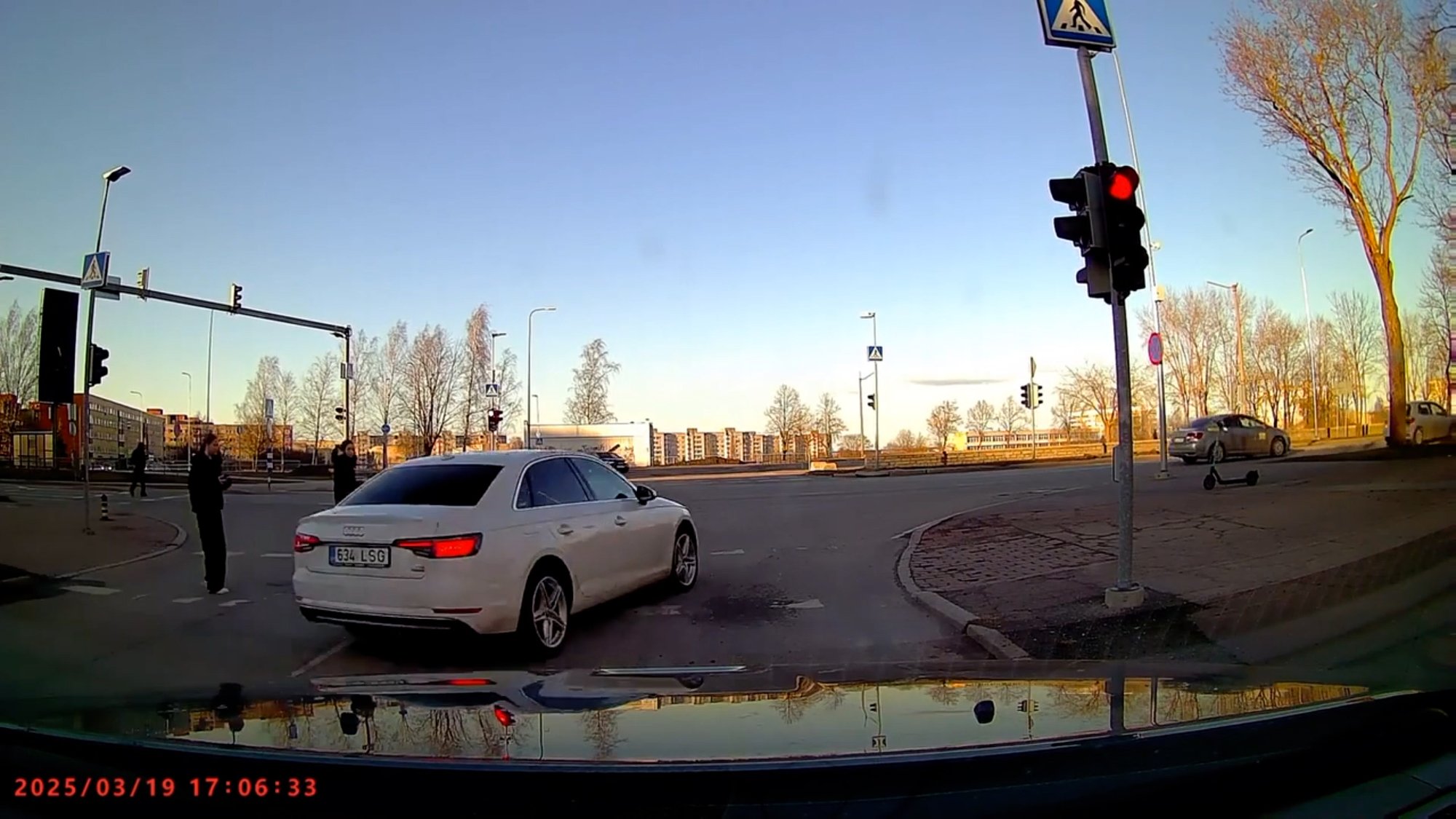 VIDEO | Üliohtliku manöövri teinud autojuhti võib oodata kuni 800-eurone trahv. Sama juht on reegleid eiranud varemgi