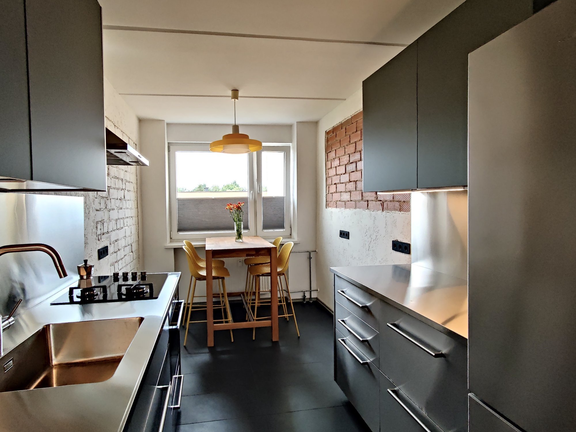 FOTOVÕISTLUS „MINU STIILNE KÖÖK“ | Kollaste aktsentidega terashall köök