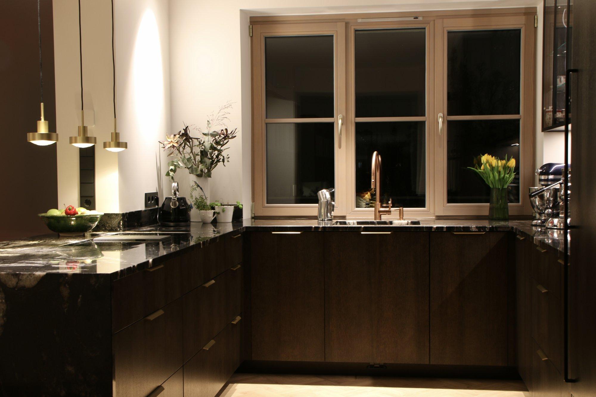 FOTOVÕISTLUS „MINU STIILNE KÖÖK“ | Tumedates varjundites köök, mis ülistab funktsionaalsust