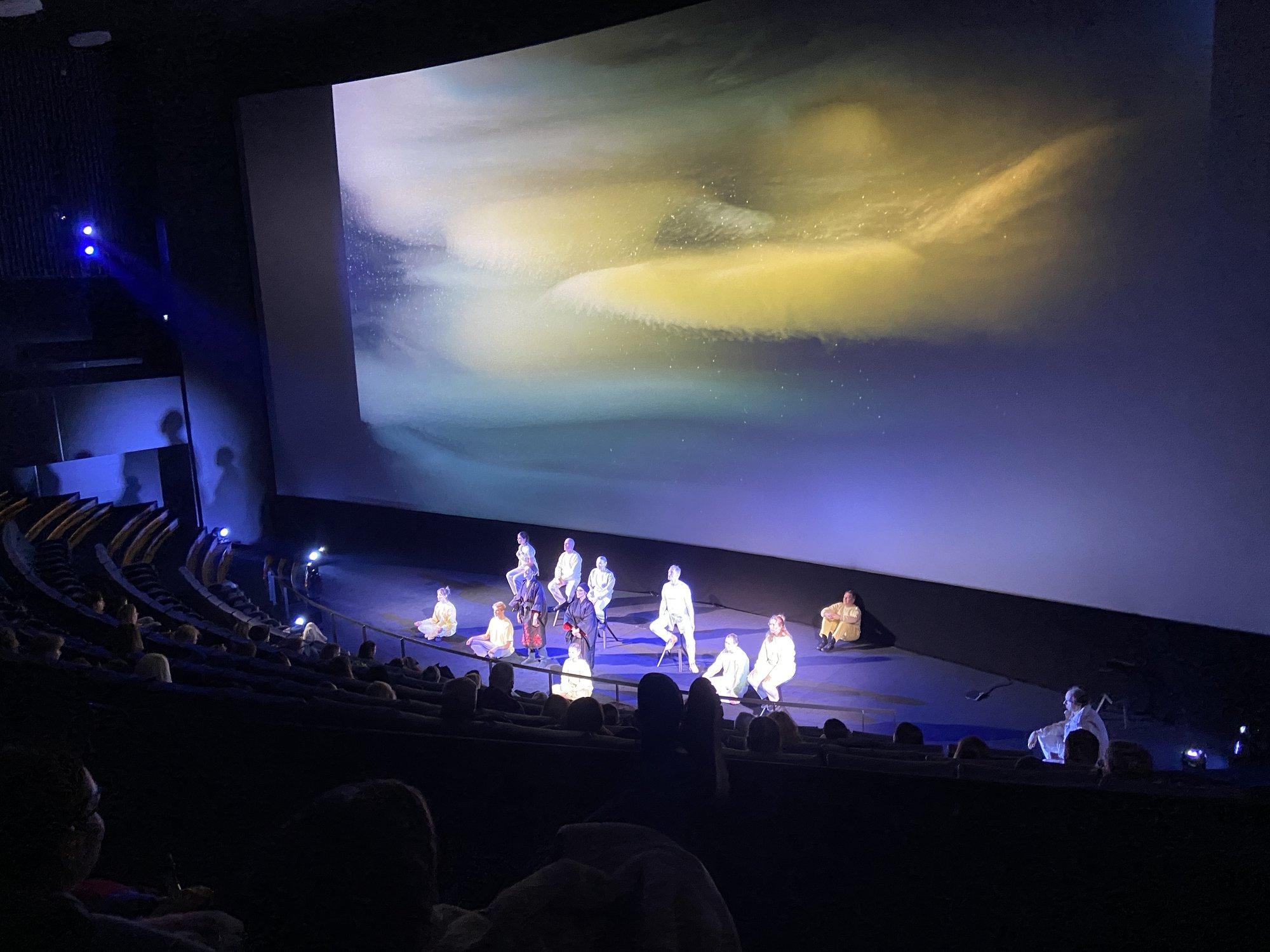 Palgata jäänud näitlejad, verine kaklus ja tühjad saalid. Kosmose kultuurikeskuse jahmatav algus