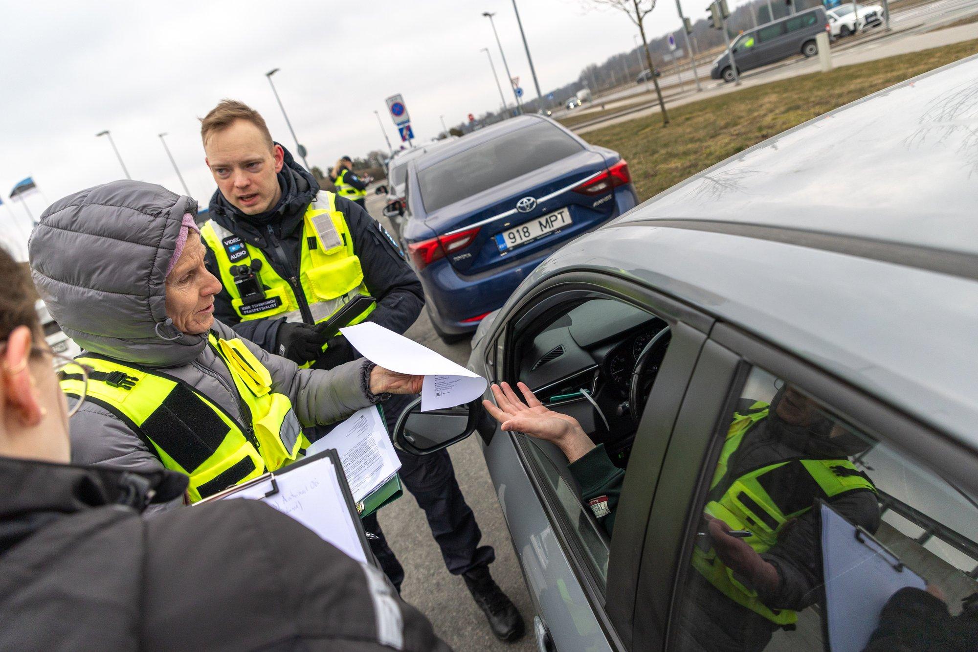 Taksojuhtide keeleoskuse edendamiseks tuleks mupole seadusega rohkem õigusi anda