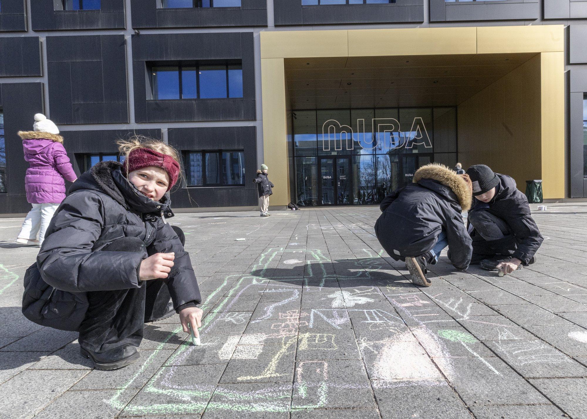 Ülekäigurajad ohutumaks ja autod kooliväravast eemale. 17 pealinna kooli õpilaste koolitee peaks muutuma turvalisemaks