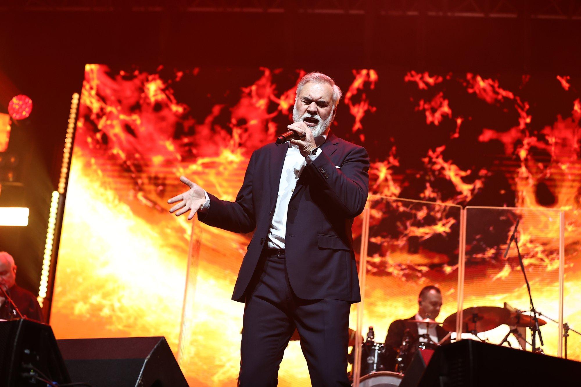 FOTOD | Tondirabas esinev Valeri Meladze sõimles rahvaga halva käitumise pärast ja baaris sai vahuvein otsa