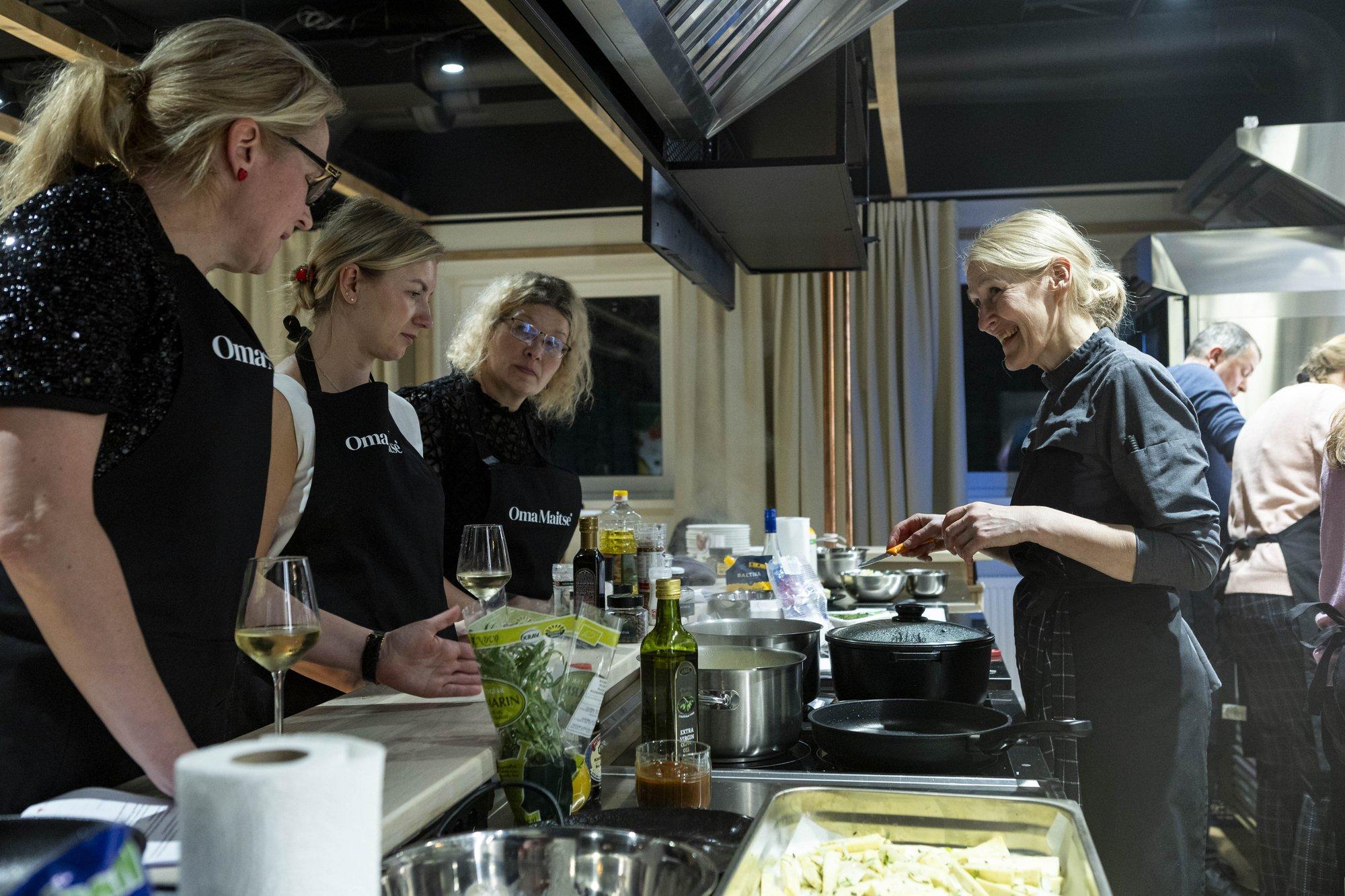 FOTOD ja VIDEO | Angelica Udeküll õpetas Oma Maitse Kokakoolis huvilistele sealihatoitude valmistamist