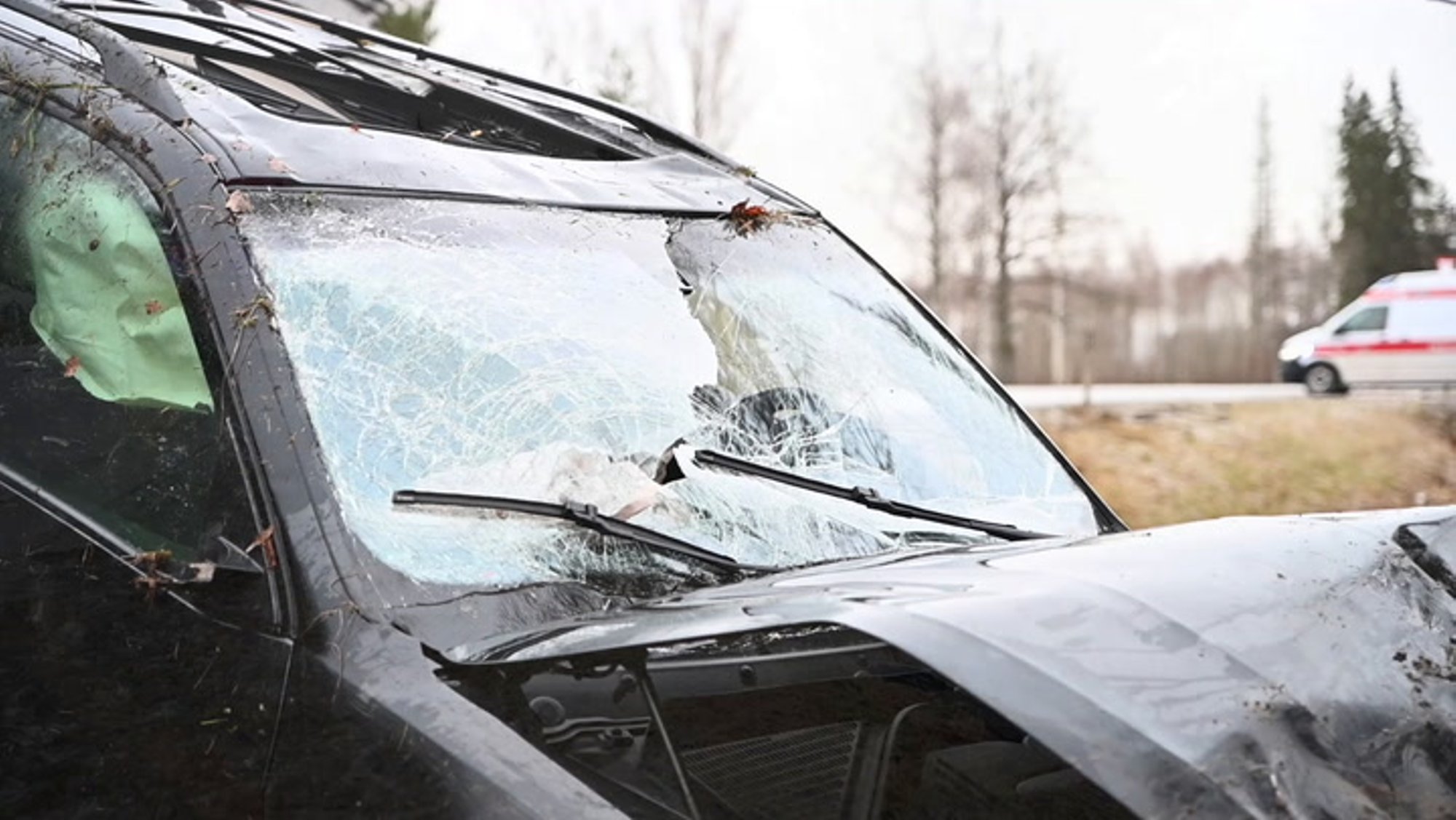 VIDEO JA FOTOD | Viljandimaal sõitis BMW maastur teelt välja ja paiskus katusele