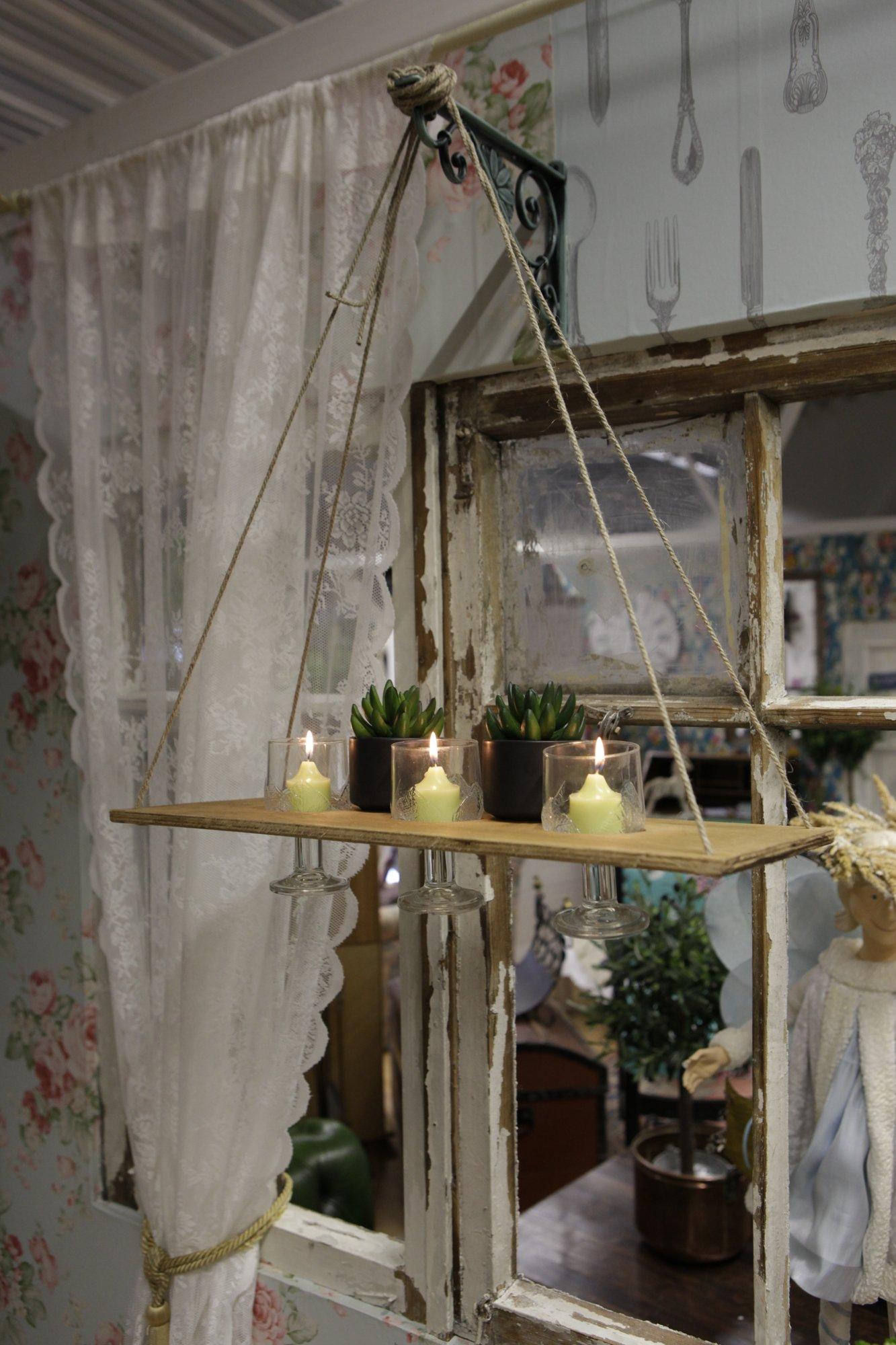 Meisterda käepärastest vahendites rippuv riiul