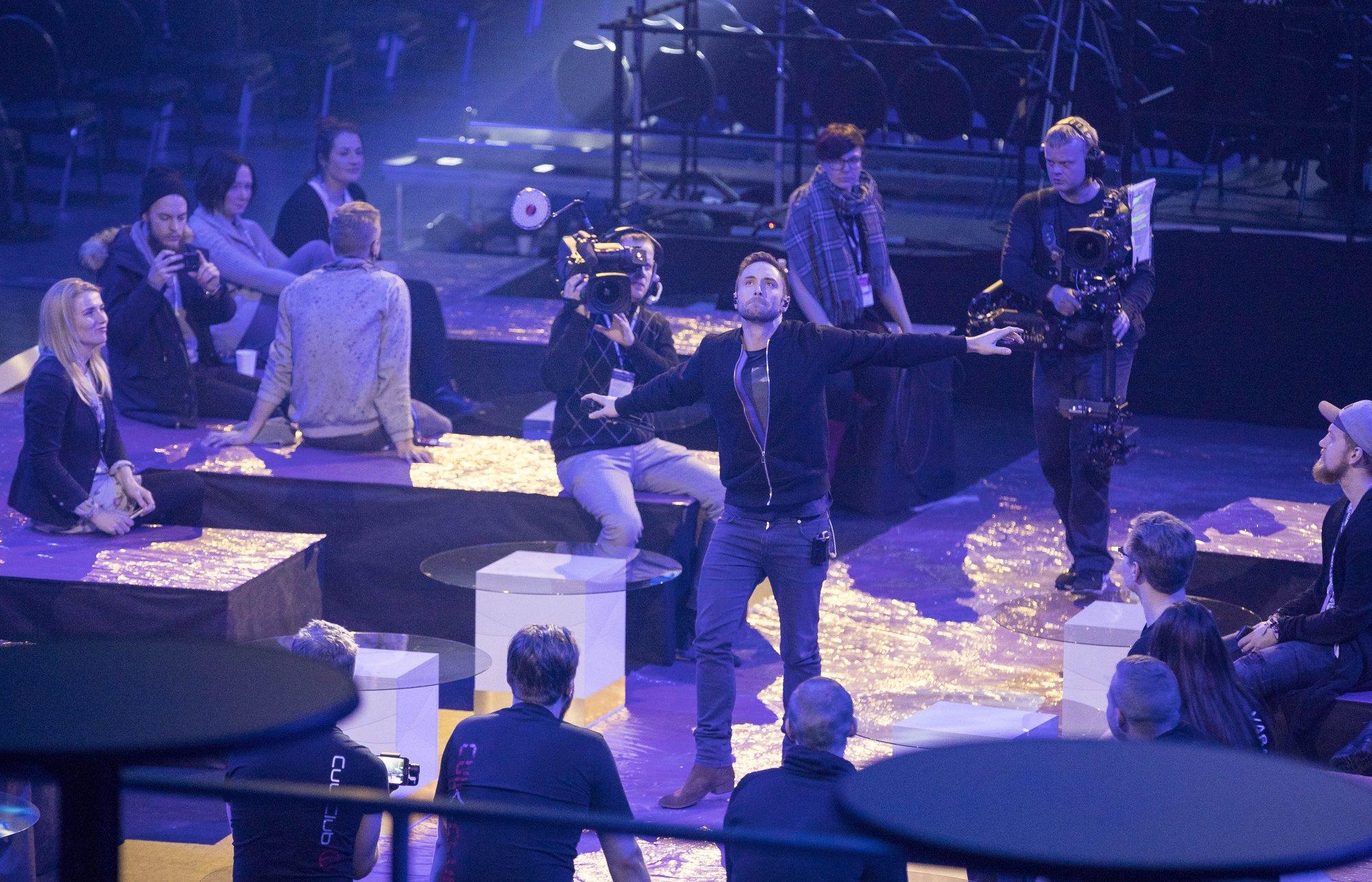 Eurovisioni võitja Måns Zelmerlöw plaanib abielu lahutada. „See on muidugi raske otsus“