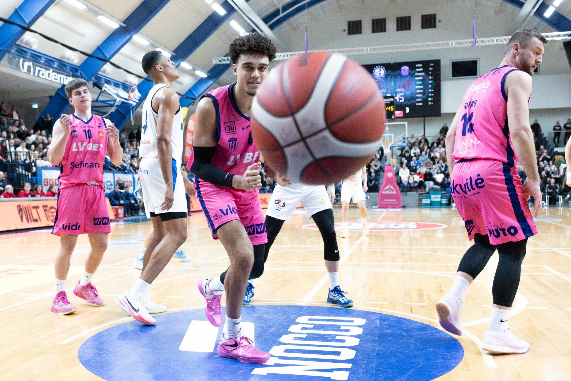 VIDEO | Riia tippklubi president palus Eesti-Läti liiga mängu vaheajal elukaaslase kätt