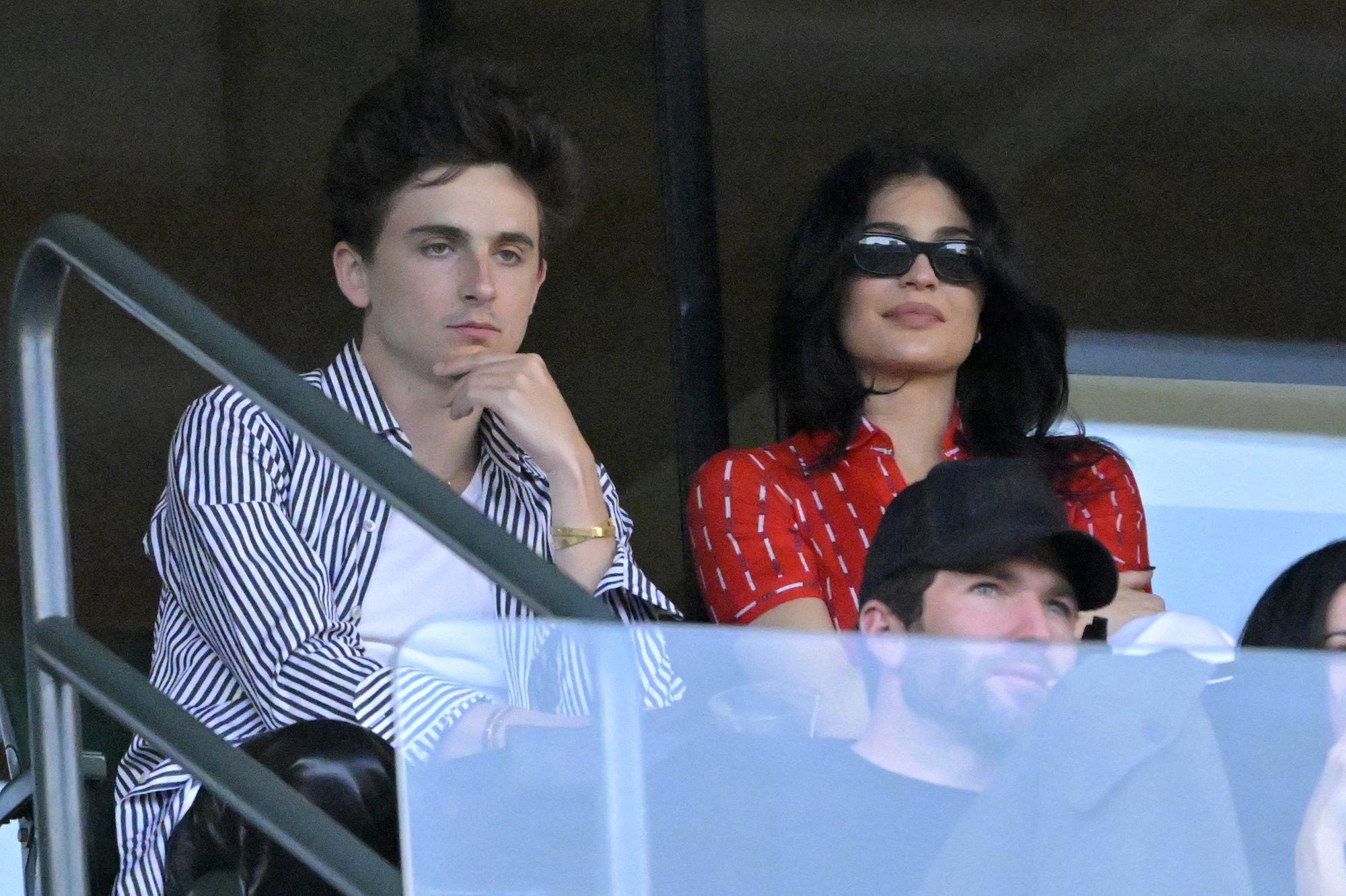 VIDEO | Kuum kohting! Kylie Jenner ei suutnud tennisemängul Timothée Chalamet’st eemale hoida ja kostitas teda ohtrate suudlustega