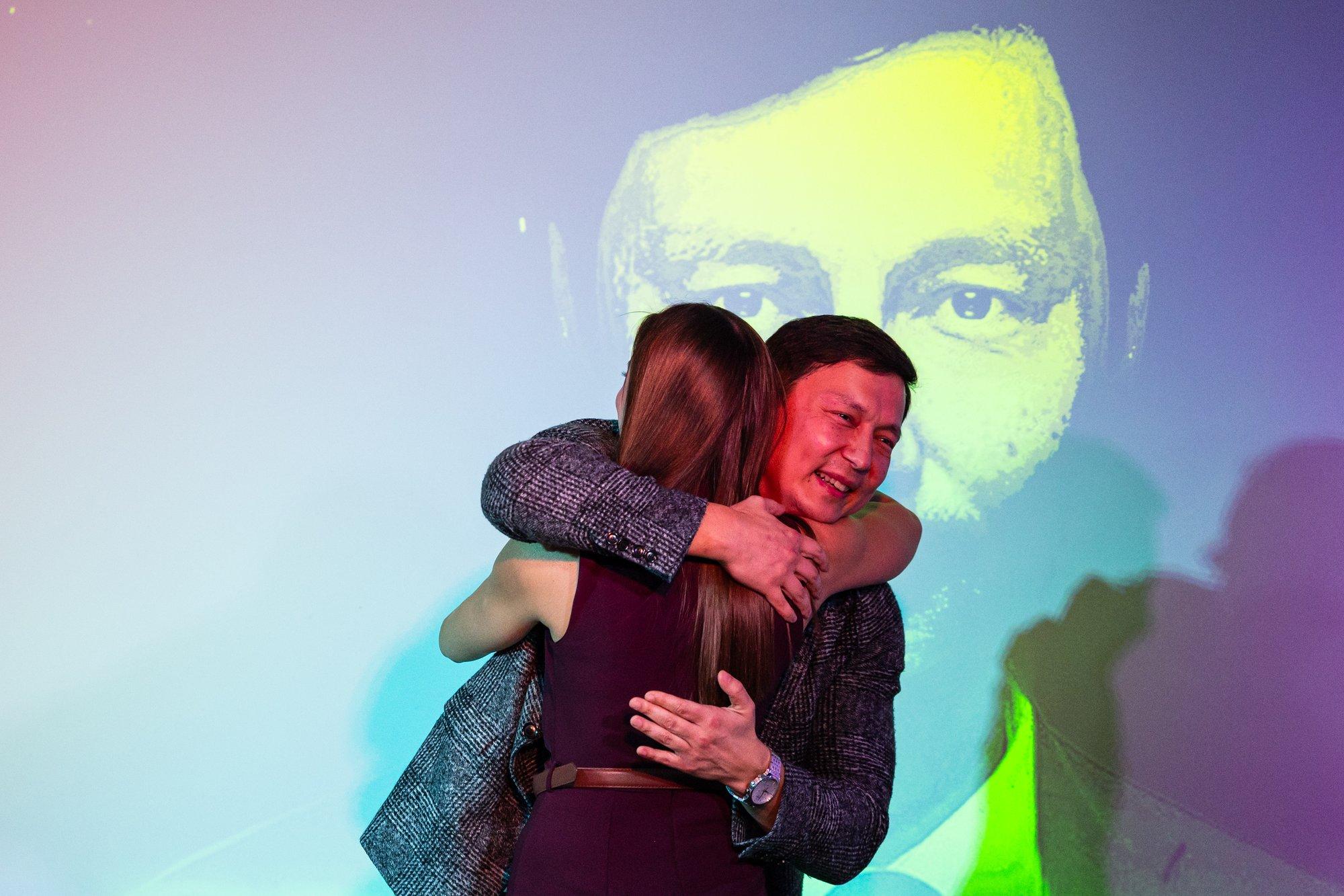 Mart Võrklaeva stiilis? Anastassia Kovalenko-Kõlvart röstis laval Mihhail Kõlvartit: Miša teatas, et meie erakond võitleb tööpuudusega. Loodan, et alustame Mišast