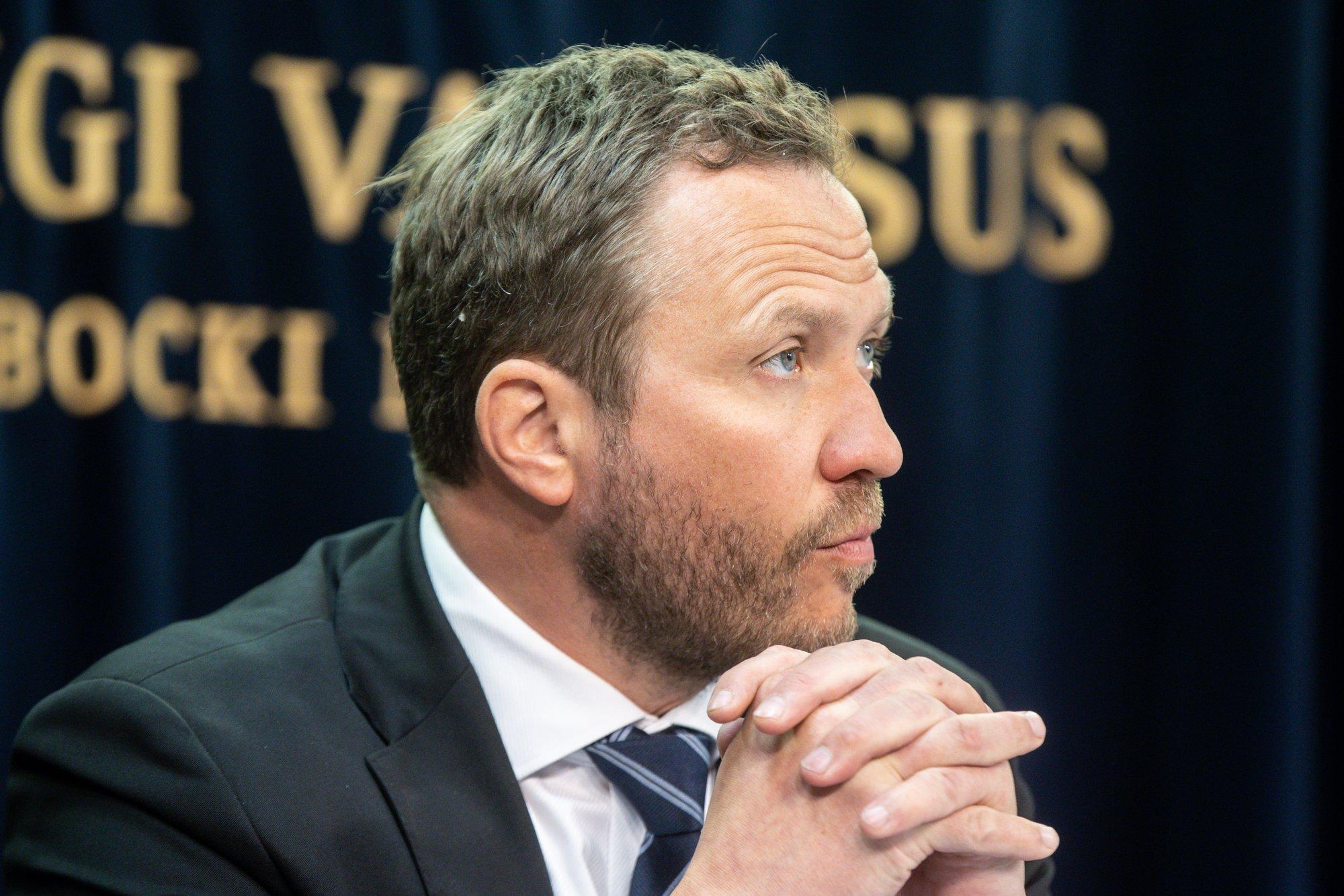 Välisminister Margus Tsahkna Kusti Salmi öeldust: kui nii rängad süüdistused on üles visatud, tuleb neile anda ka selged vastused