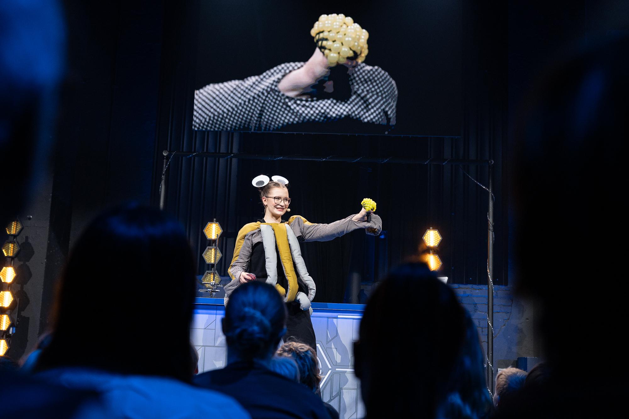 Raketlased tõid teadusteatrilavale loomariigist inspireeritud efektsed etendused