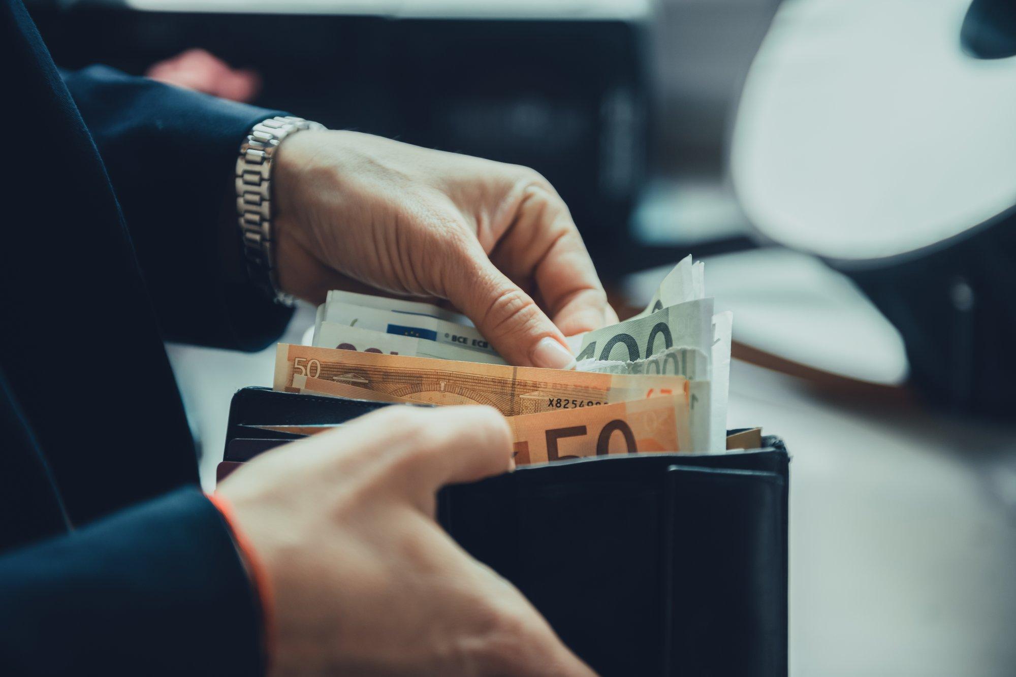 LUGEJA KÜSIB | Millal on lubatud töötasust kinnipidamine või leppetrahvi nõudmine?