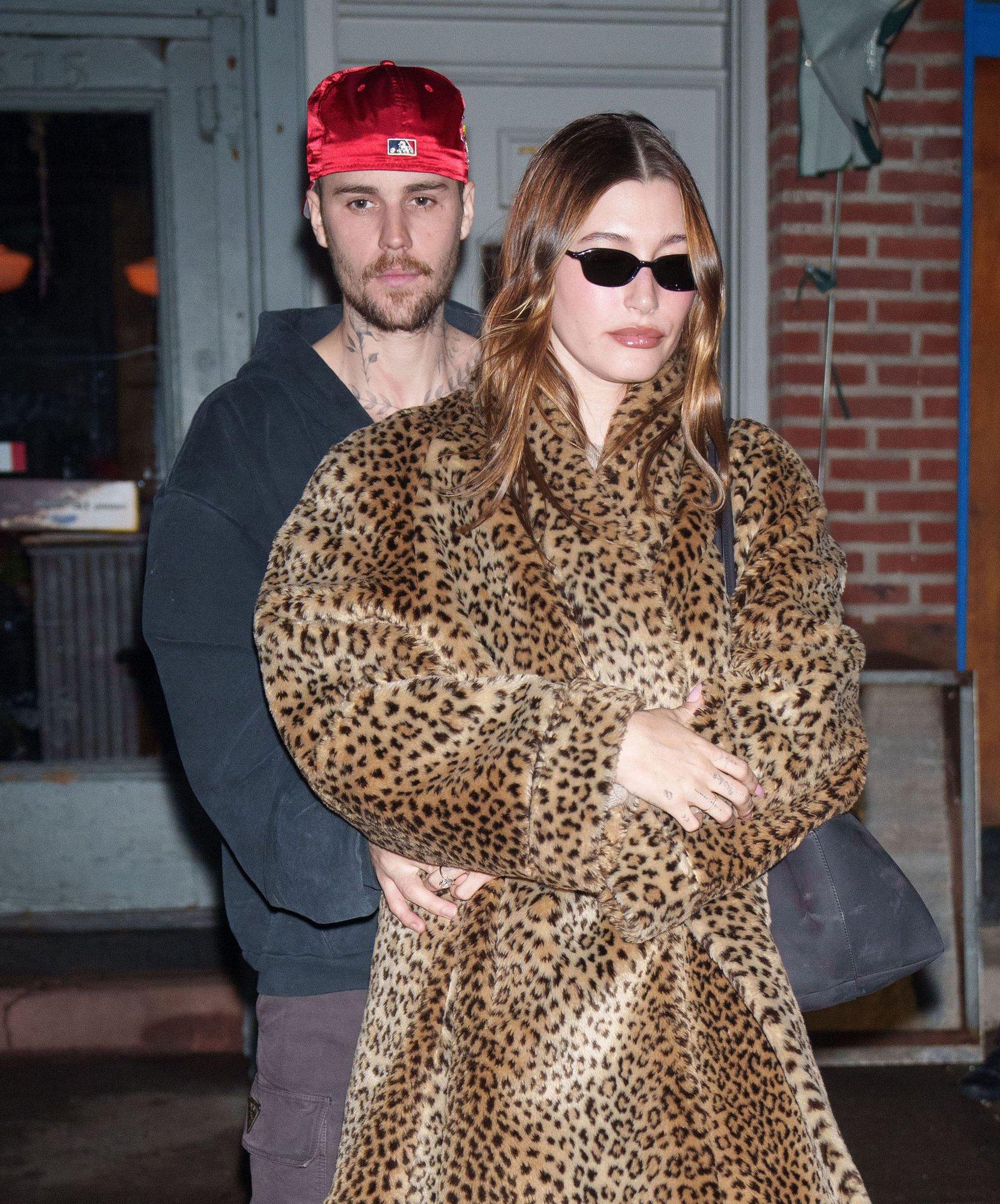 PAPARATSOFOTOD | Maailma kõige õnnelikum paik tuju ei tõstnud: Justin Bieber nägi abikaasaga Disneylandis käies välja kurnatud ja kurb