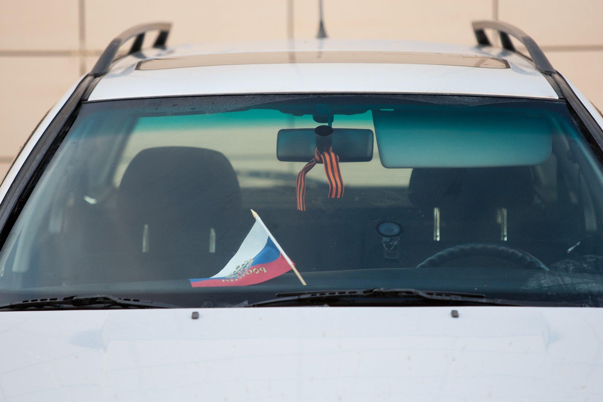 „On neid, kel on Georgi lindid ja Vene lipud kodus peidus.“ Narva elanikud tunnevad, et võõranduvad Eestist aina enam