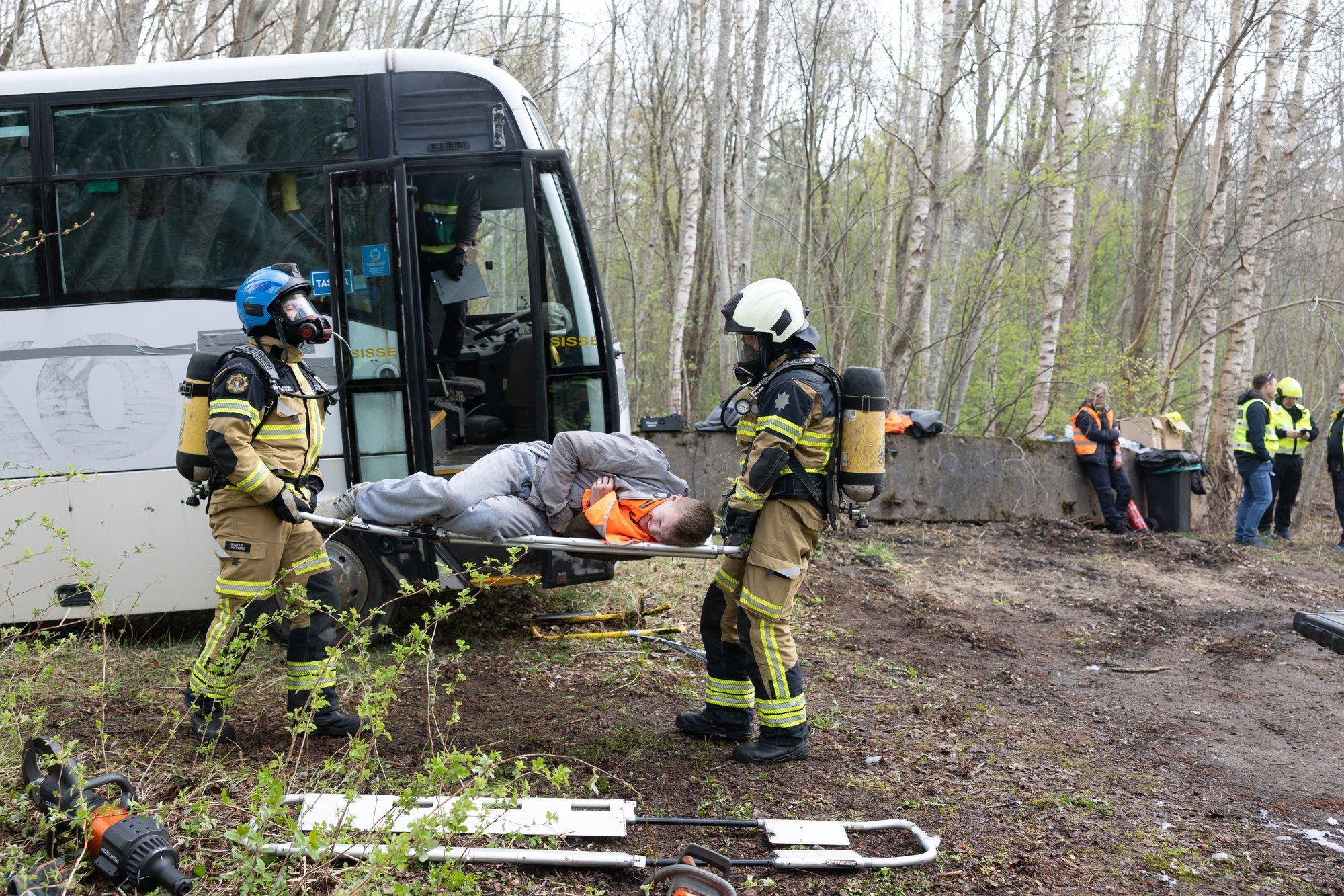 VIDEO JA FOTOD | „Appi, ma jään jalast ilma.“ Pärnus mängitakse õppusel läbi raske lennuõnnetus