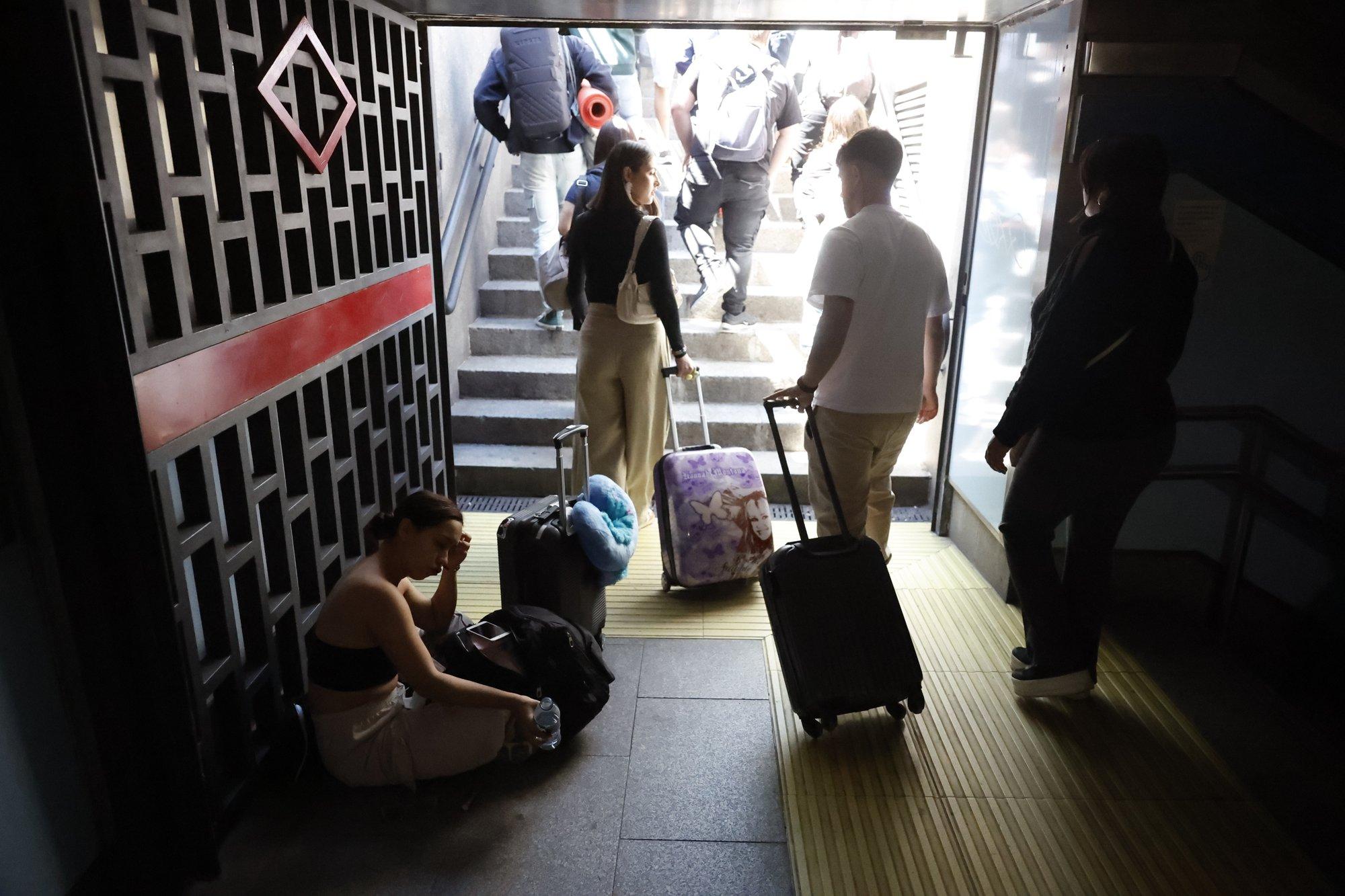 Hispaania lennu- ja raudteejaamades valitseb kaos. Käivitatud on avariigeneraatorid