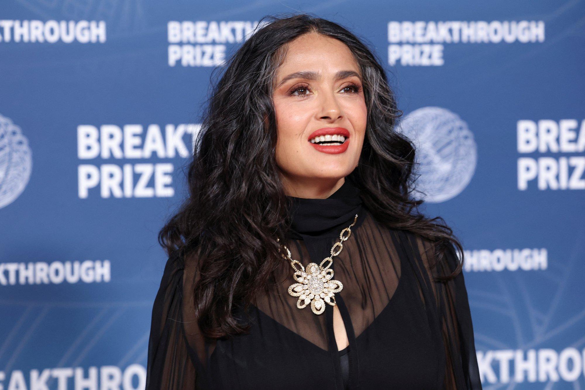 FOTO | Kas hall on uus must? Salma Hayek vallutas punase vaiba oma loomuliku iluga
