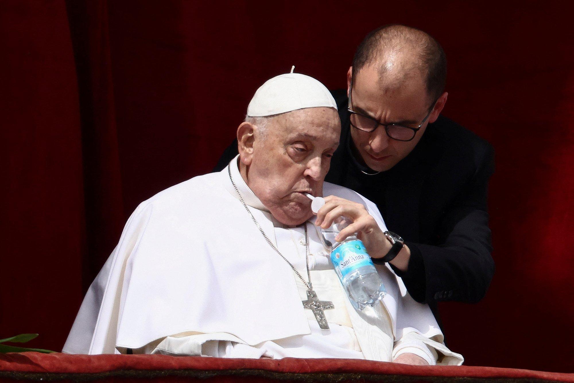 Vaevu kõnelev paavst Franciscus õnnistas Roomas rahvast ja kutsus lõpetama sõda Gazas