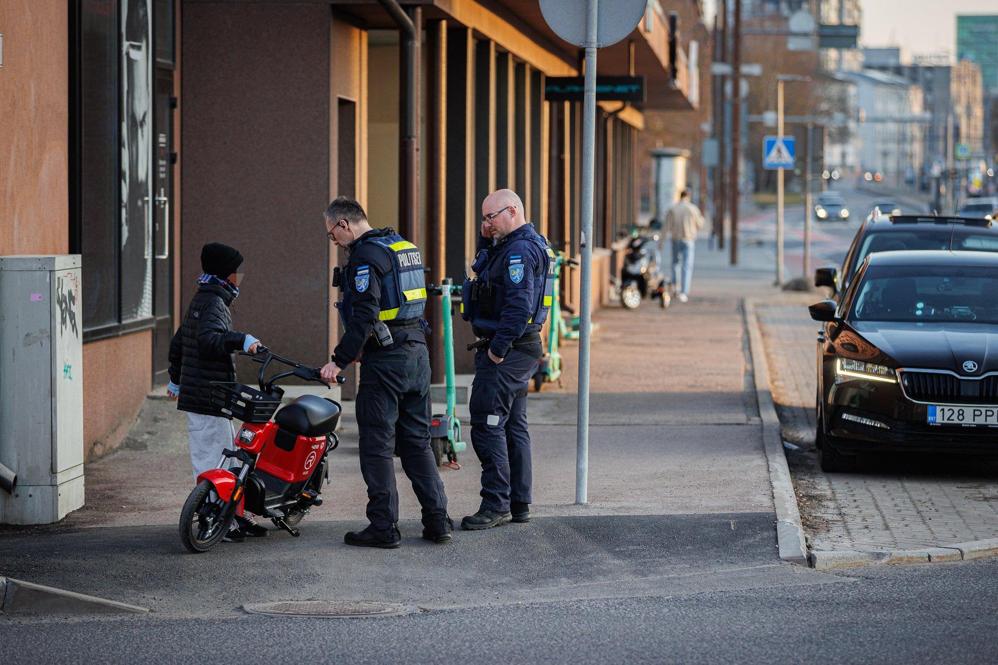 Alaealised kimavad edasi: vanusekontrolli tulek mopeediäppi viibib