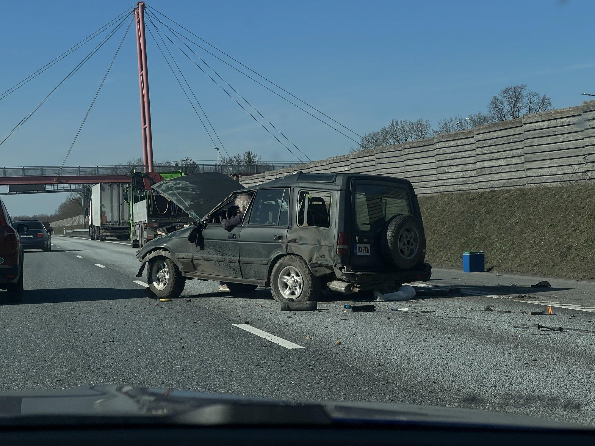 FOTO | Tallinna-Tartu maanteel rullus Land Rover üle katuse
