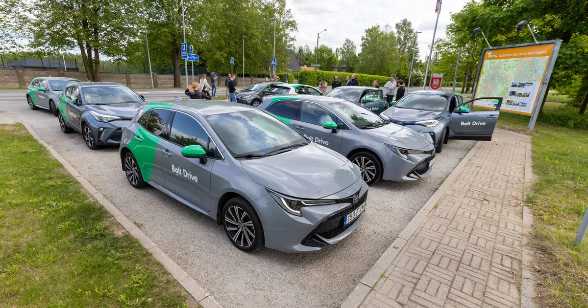 VIDEO SÜNDMUSKOHALT ⟩ «Lendav auto!» Bolti juht pani Bakuus ohtu kaasliiklejate elud, sõites läbi betoonseina