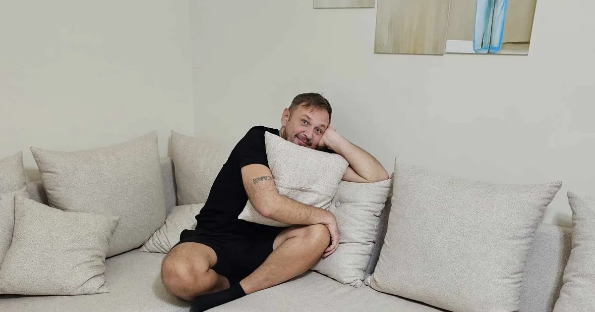 Tüli käigus kass kaenlas kodust minema pagenud Kerdo Mölder vihastas MTÜ välja: miks kass pidi sinu joomistel ja tablakate söömisel kaasas olema?