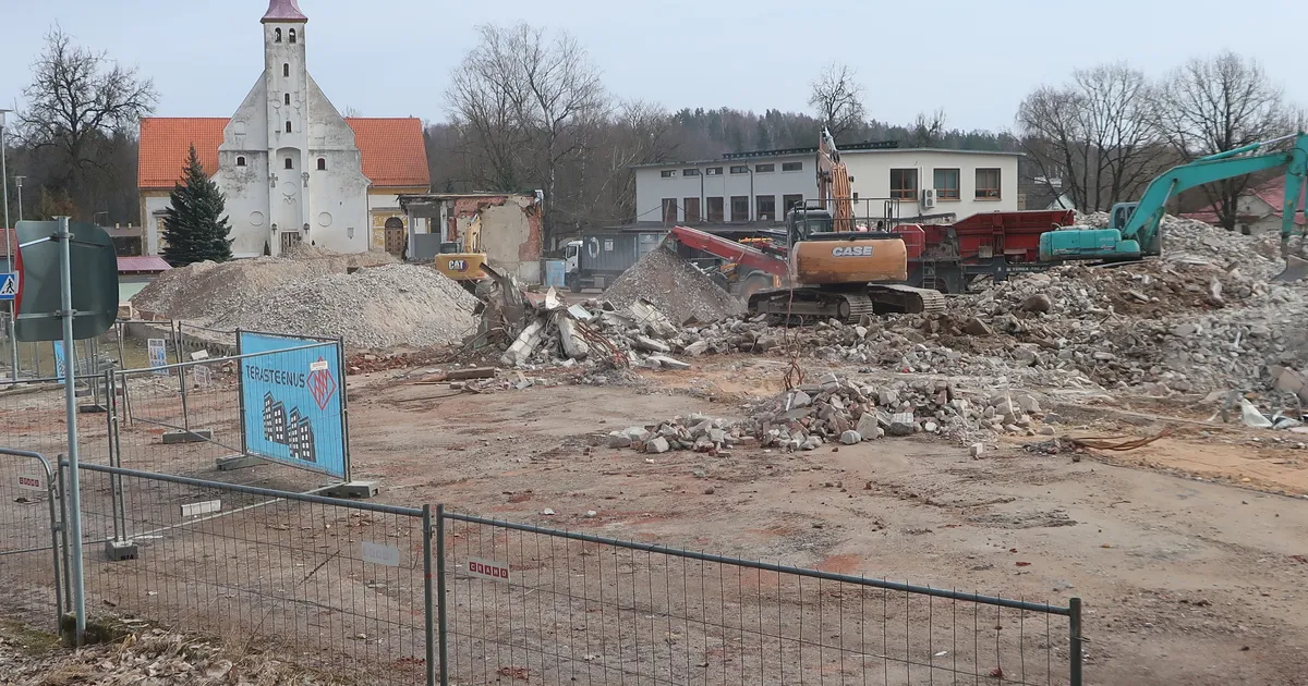 GALERII JA VIDEO ⟩ Põlva vana kaubamaja kohal hakkab laiutama tühi plats