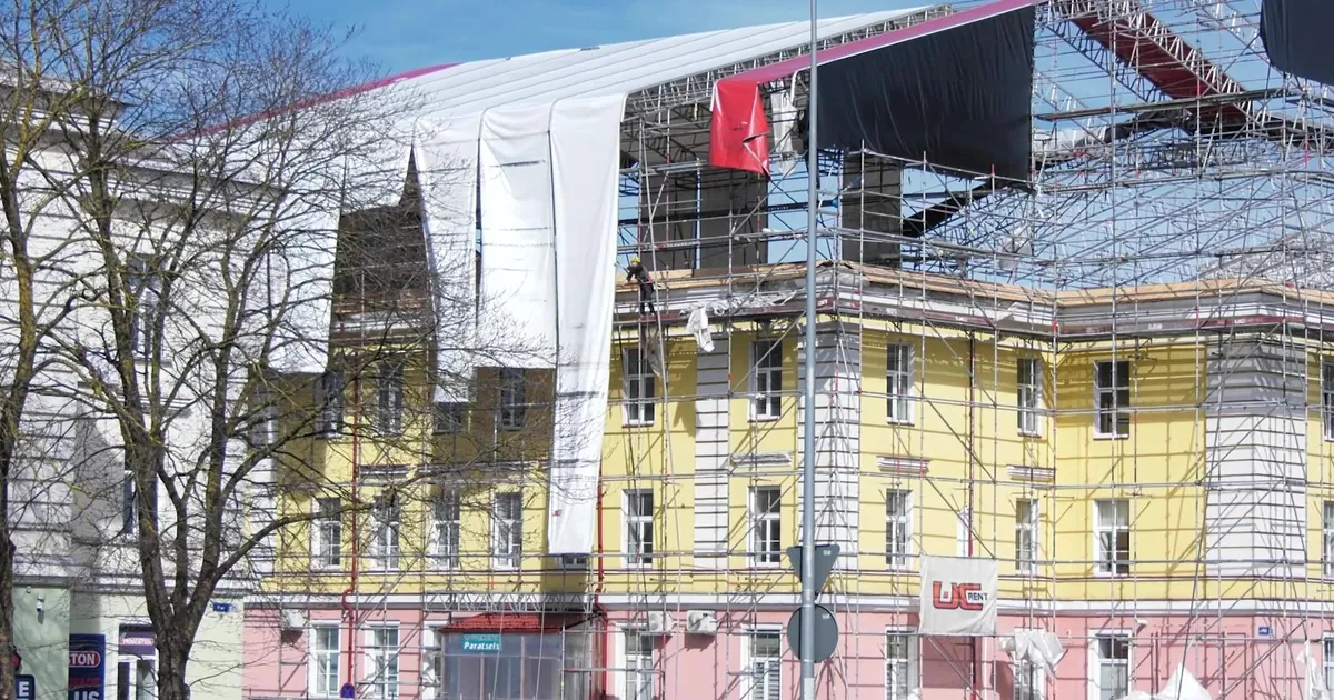 VIDEO SÜNDMUSKOHALT ⟩ «No praegu jääb vihma kätte.» Pae tänava põlenud maja jääb ilma katuseta