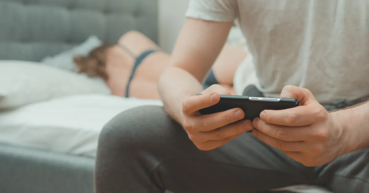 «Kellega mees sellisel toonil räägib? Kas see polnud seesama õrn toon, mis mõeldud ainult temale?»