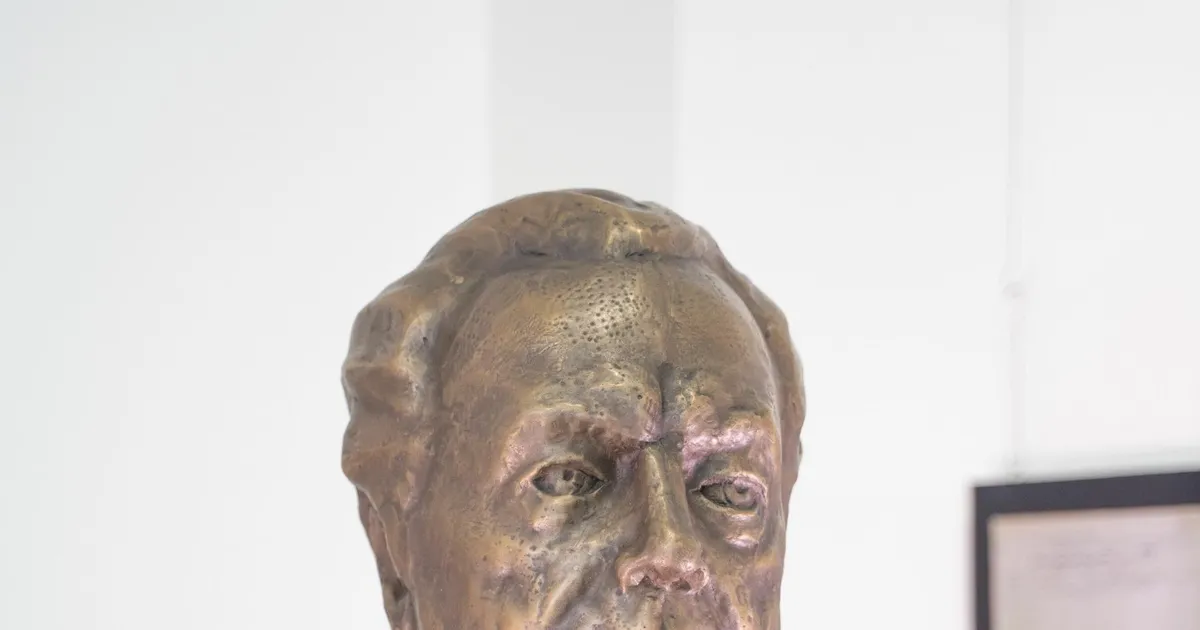 Kuressaare kultuurikeskuses avati Juhan Peegli büst