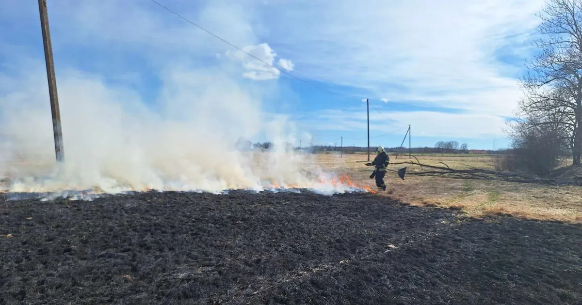 Päästjad kustutasid põleva kulu ning aitasid üle katuse rullunud autost juhi välja
