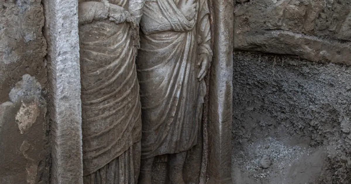 Pompei hauakaevamistel leiti elusuurused skulptuurid: preestrinna ja tundmatu mees