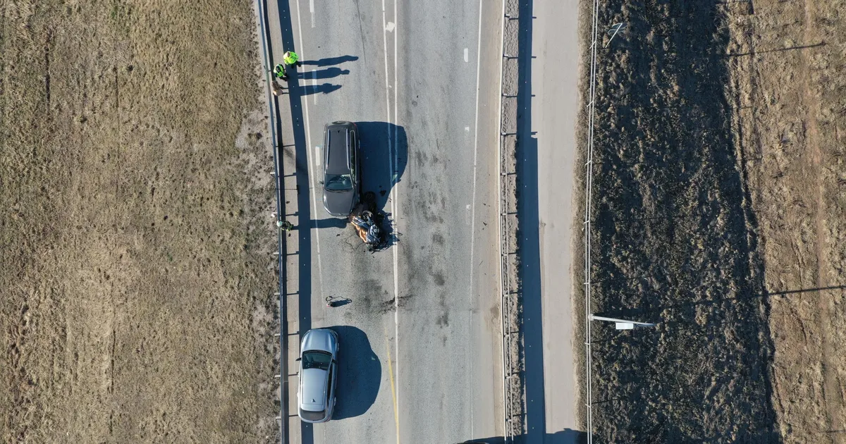 PILDID SÜNDMUSKOHALT ⟩ Lõunakeskuse lähistel põrkasid kokku mootorratas ja sõiduauto