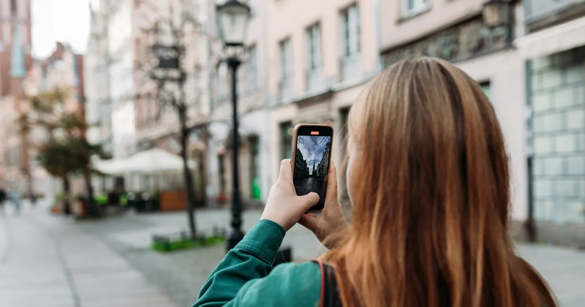 VIDEO ⟩ Saatus juhuslikus kaadris: naine leidis vanast videost oma tulevase abikaasa
