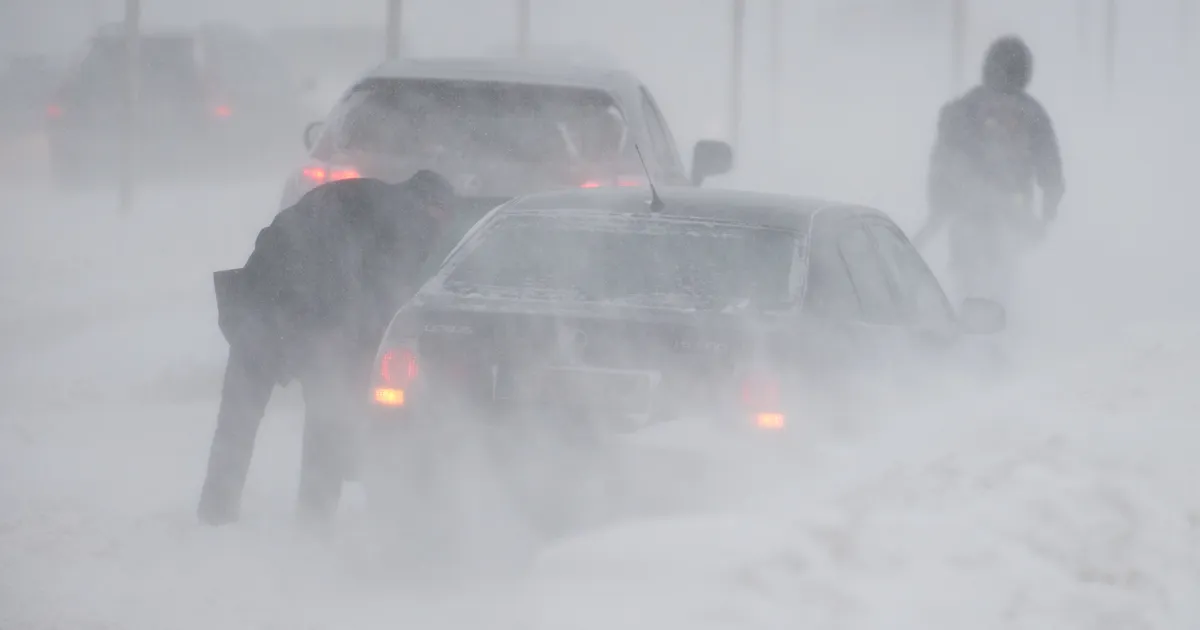 HOIATUS ⟩ Tihe lumesadu ja tugev tuul muudavad Lõuna-Eestis teeolud keeruliseks