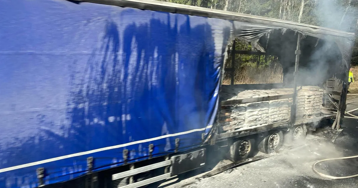 FOTOD ⟩ Tallinn-Pärnu maanteel süttis veoauto