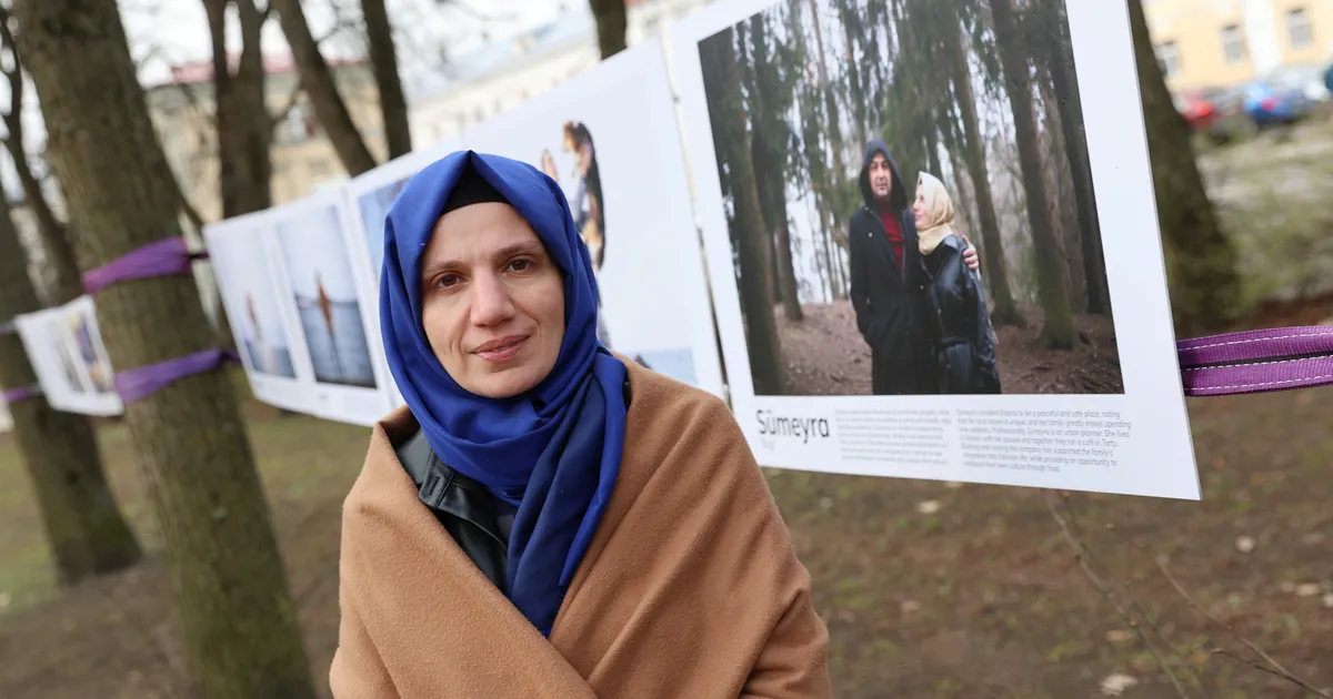 Kaks naist võõrsilt, kelle portreed ripuvad Emajõe ääres, jagavad oma elu ja valu