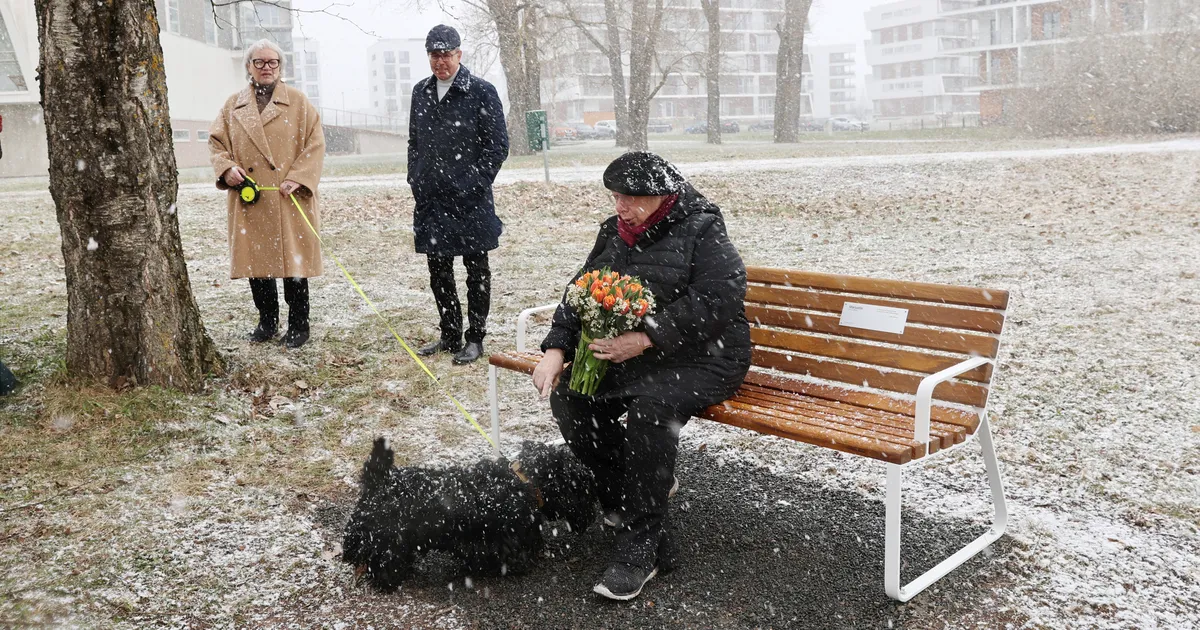 PILDID ⟩ «Näe, vanadusest on ikka kasu ka!» Marju Lauristin sai sünnipäevaks koduakna alla omanimelise pingi