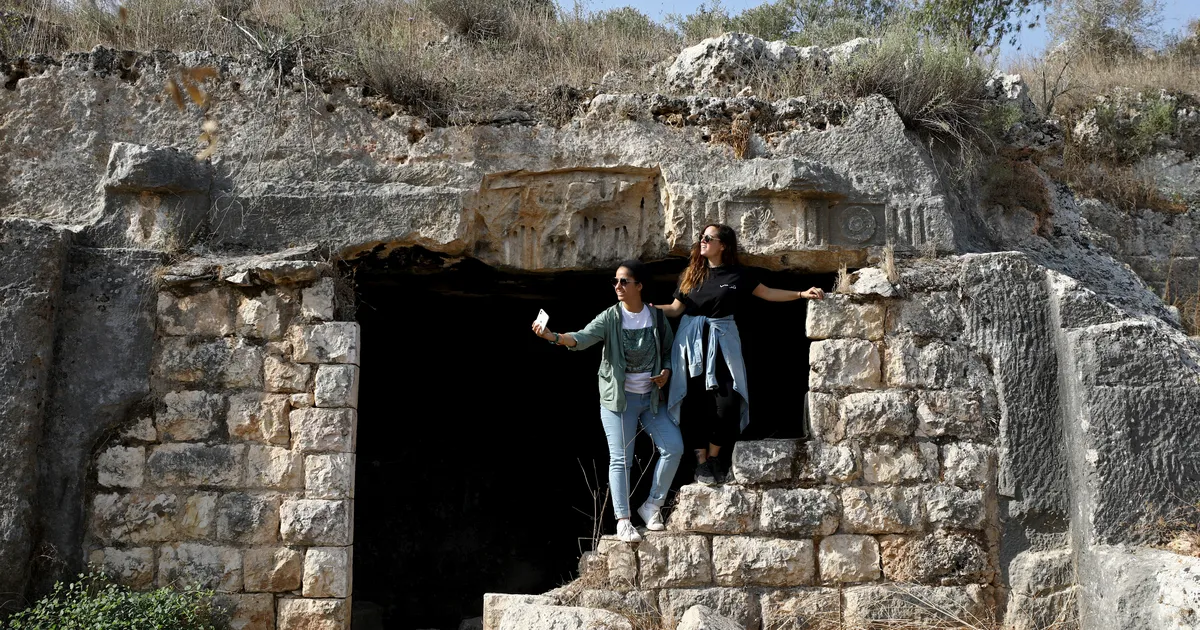 Iisraeli tüdrukutirts komistas matkal antiikaegse leiu otsa