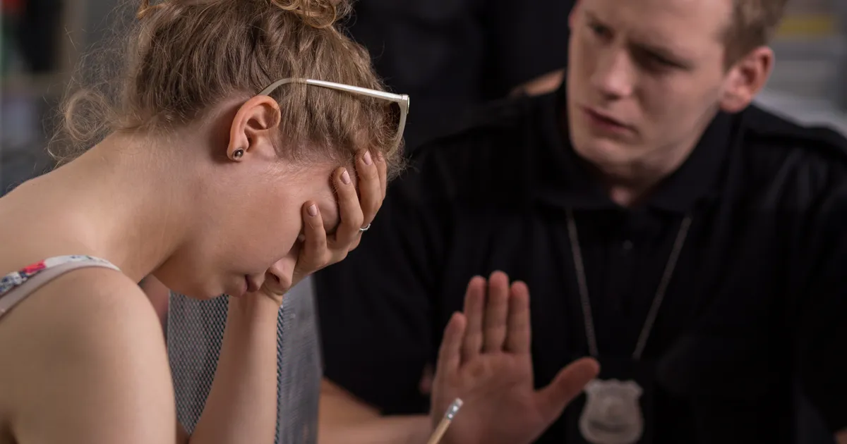 KRIMILUGU ⟩ Kui mõni kena keskklassi tüdruk politseijaoskonda saabub, siis mitte lihtsalt lõbu pärast