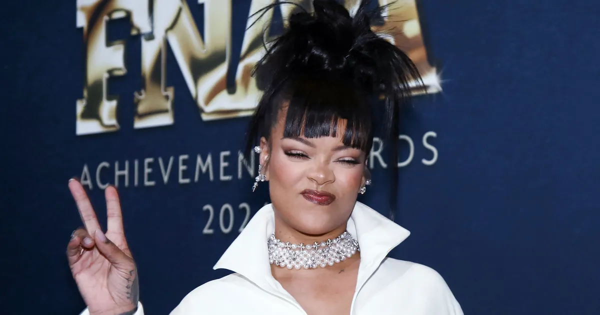 VIDEOD ⟩ Hiljuti enda esinemised tühistanud Rihanna fännid on kindlad, et naine on taas beebiootel