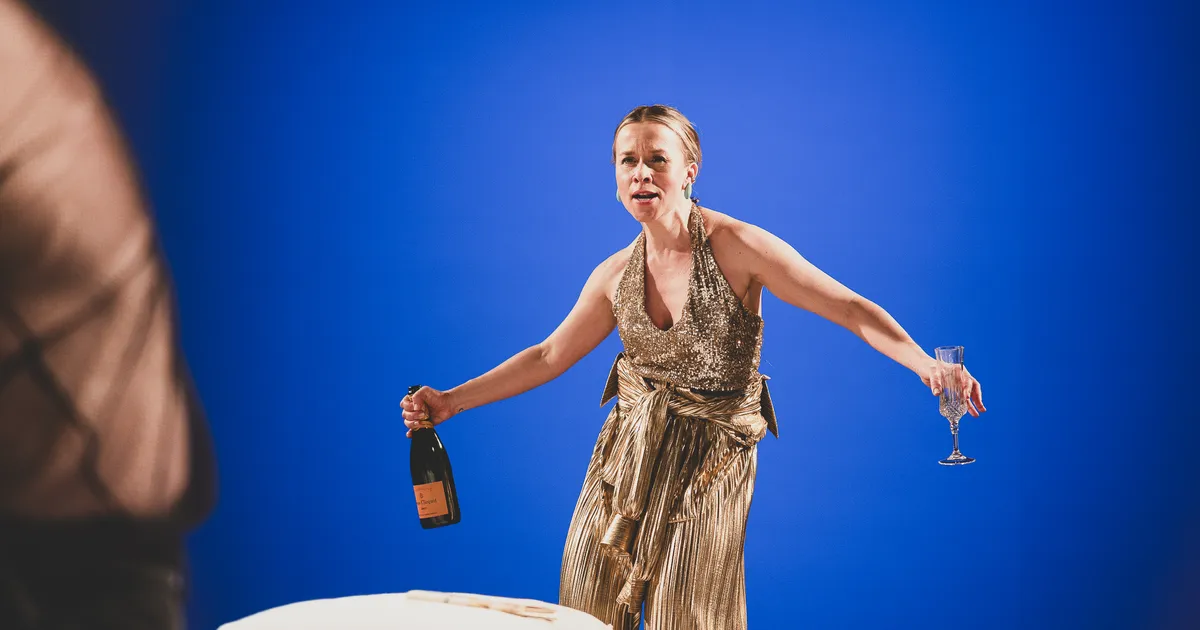 ARVUSTUS ⟩ Mis juhtus Draamateatris? Avameelselt «Eneseabiõpikust»