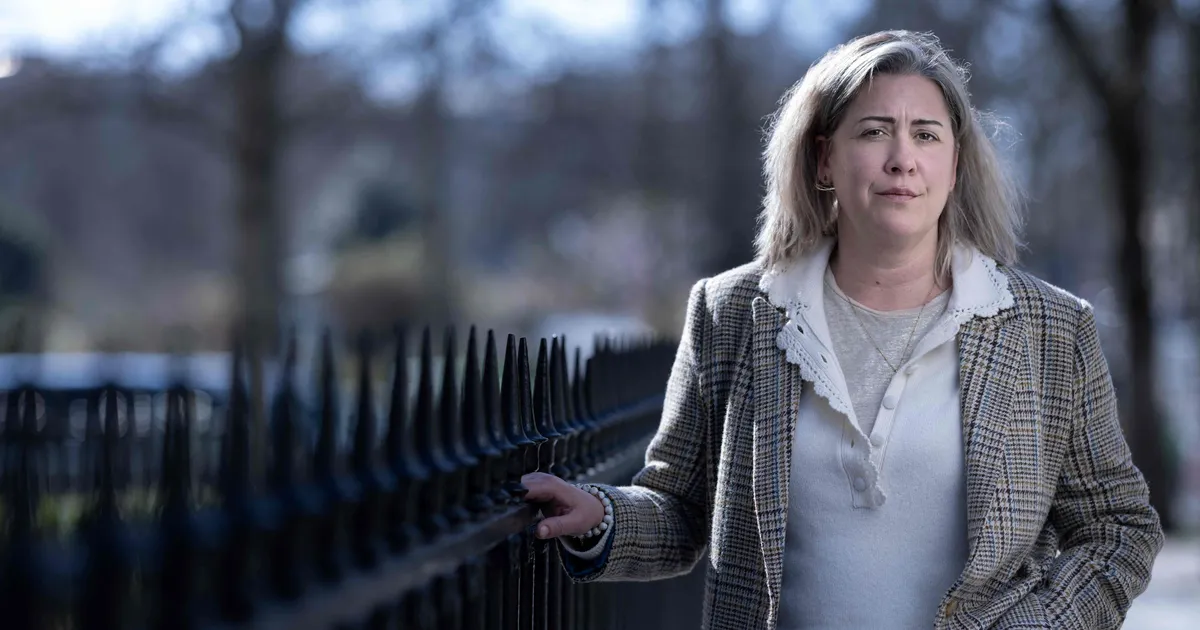 KATKEND RAAMATUST ⟩ «Ma nägin endast mitmeid pilte. Voodis kõhuli, magavana, iga kord erinevate võõraste meestega»