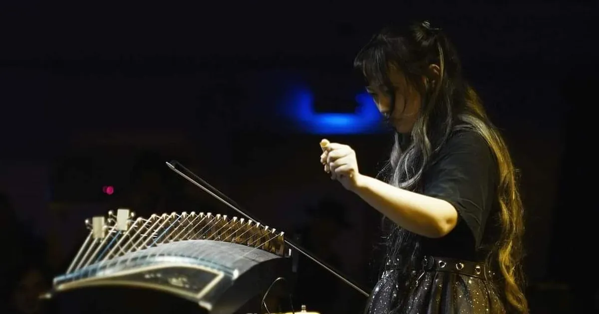 Hiina helilooja Yellow Wasabi peab väga tähtsaks keha liikumist muusikas ka tartlaste ees